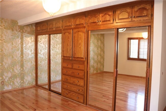 Building Photo - 985 W 9th St