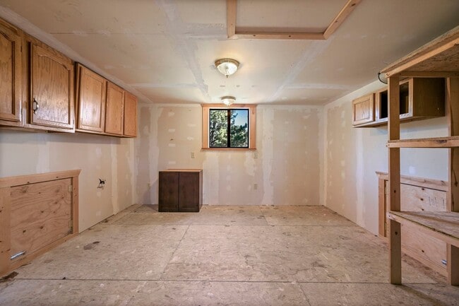 Building Photo - 3 bed 2 Bath Log Home on 2 Acres in Florissant