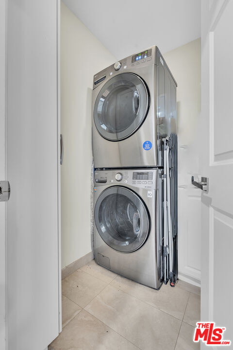 Building Photo - 326 N Doheny Dr