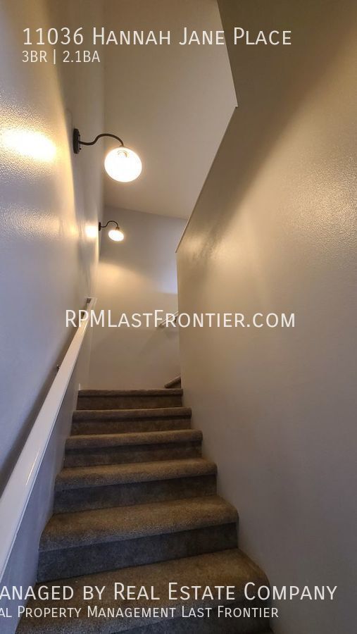 Building Photo - Modern and Stylish Eagle River Townhome