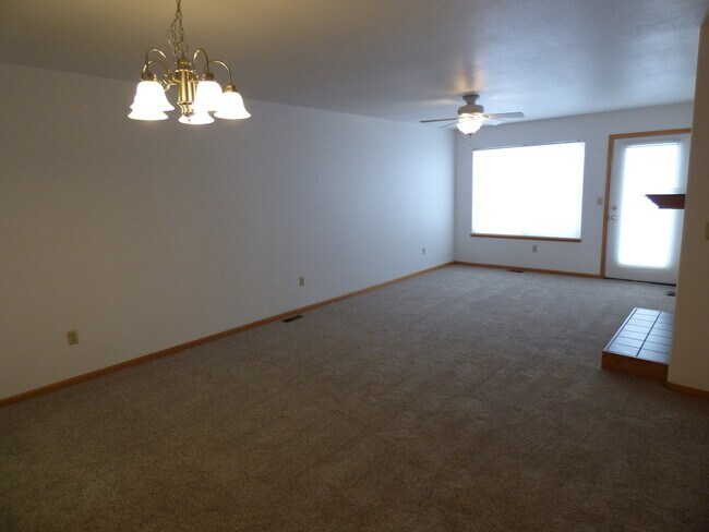 Building Photo - 2 Bedroom Townhome in Northwest Loveland