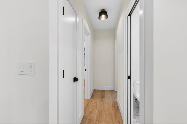 Building Photo - 2 BEDROOMS 1 BATHROOM!