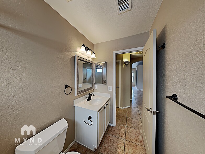 Building Photo - 2556 W Saguaro Bluffs Dr
