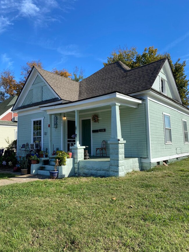 Primary Photo - 823/825 SOUTH 19TH STREET DUPLEX