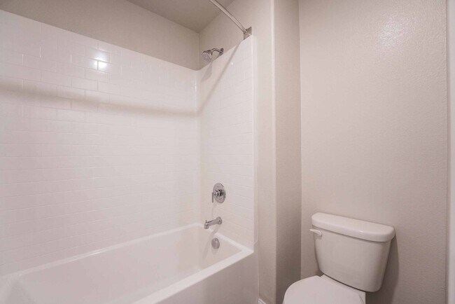 Building Photo - Stunning 5 Bedroom home in Henderson!