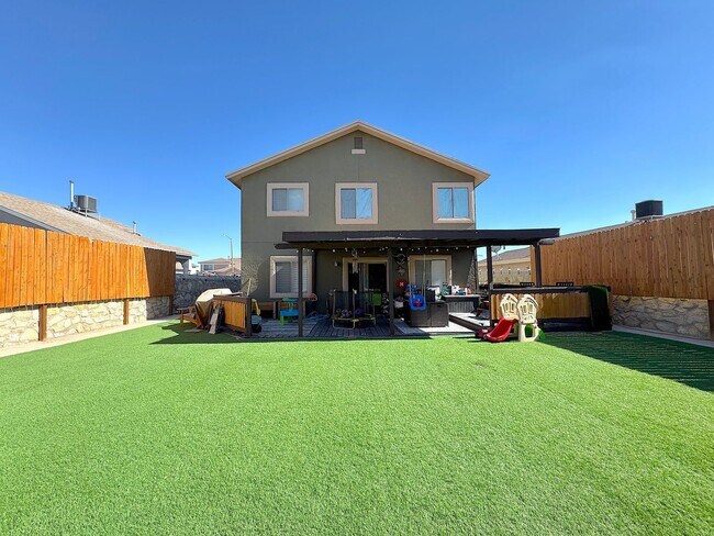 Building Photo - East El Paso 4 bed Refrig A/C w/Gorgeous L...