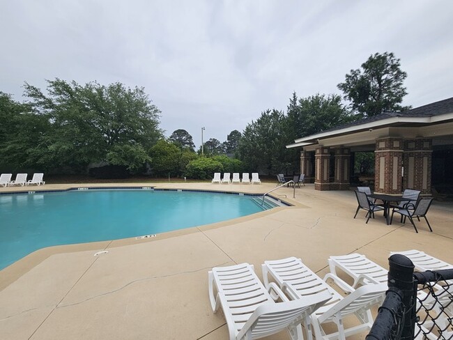 Building Photo - Freshly Remodeled 5 Bedroom with Primary B...