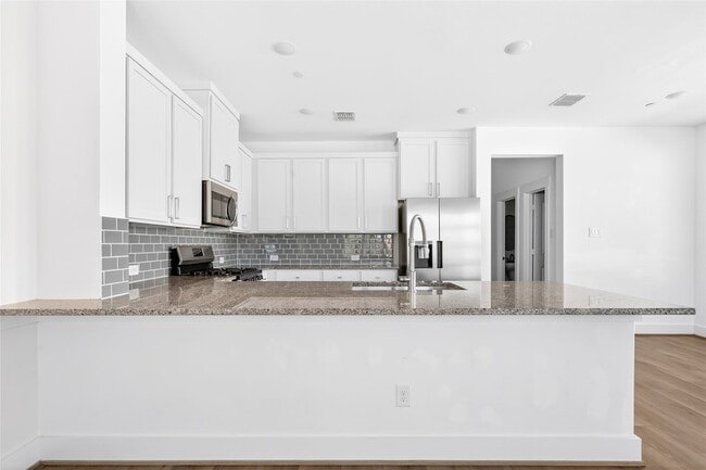 Building Photo - 7613 Reis Ln