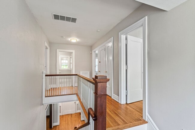 Building Photo - Charming 3-Bed Home Near UMKC with Hardwoo...