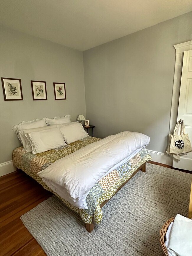 Building Photo - The Perfect 2bed/1bath with Porch, Private...