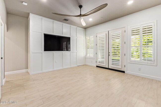 Building Photo - 326 W Loma Ln