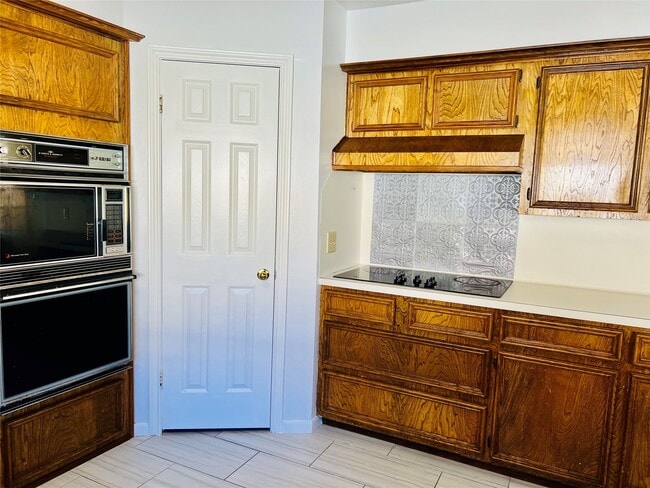 Building Photo - 14734 Charlmont Dr