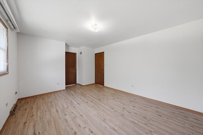 Building Photo - 4050 Violet Ln