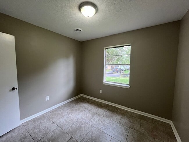 Building Photo - 6655 Embassy Cir