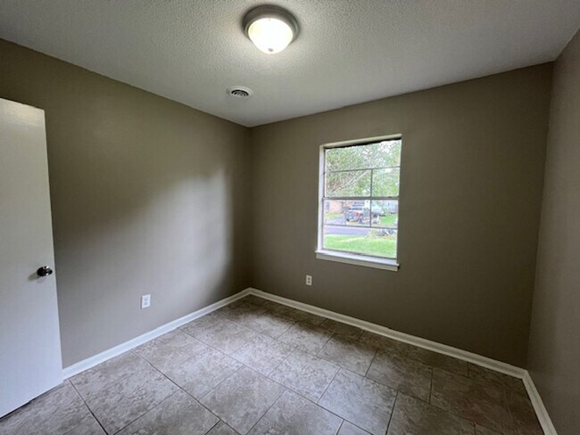 Building Photo - Renovated 3 Bedroom 1.5 Bath Home for Rent!!