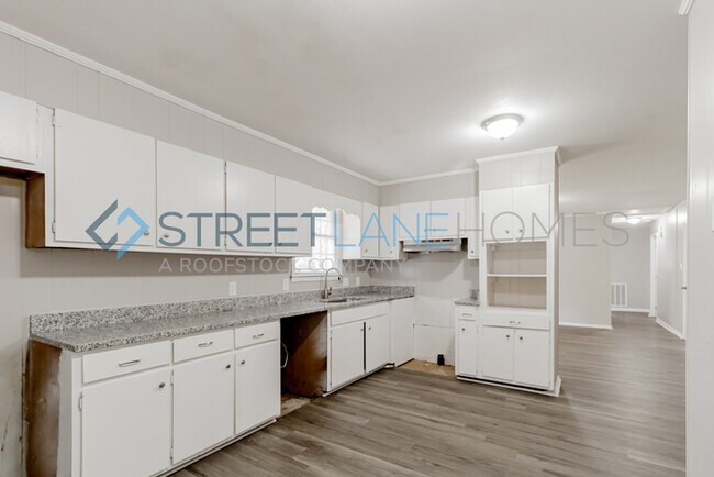 Building Photo - REDUCED!