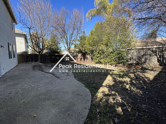 Building Photo - Spacious 4bd/2.5ba Rocklin Home with 2 Car...