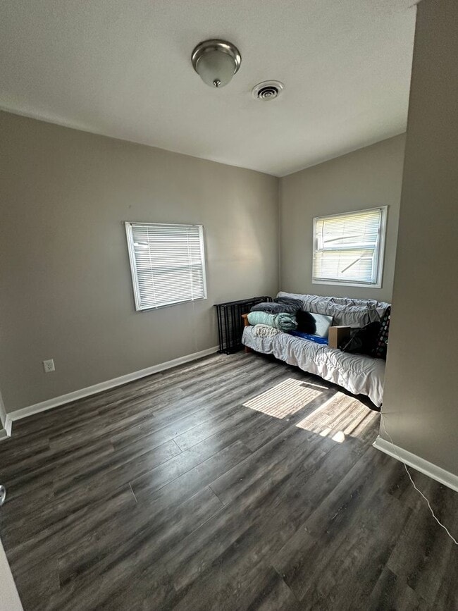 Building Photo - 2 bedroom w/ 1 car garage