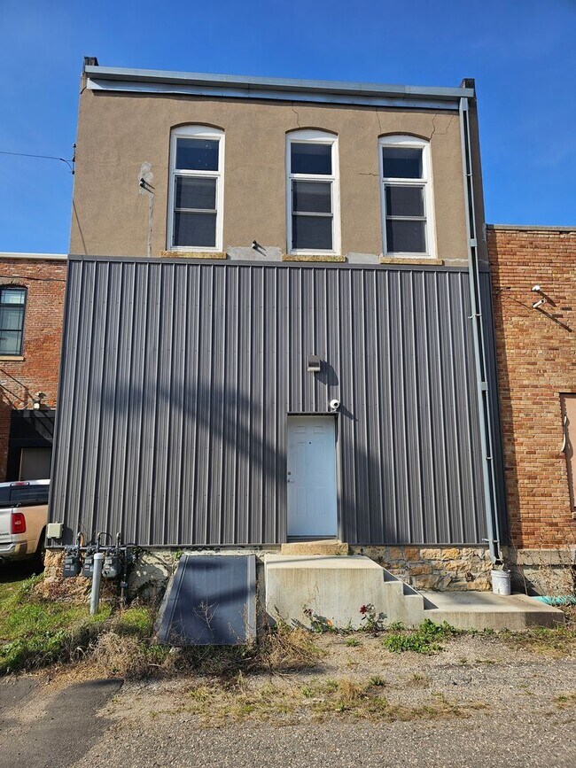 Building Photo - 122 S Main St