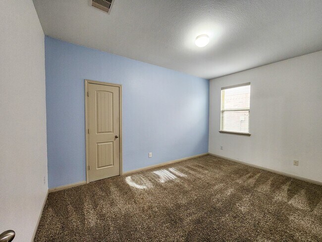 Building Photo - 4515 Greenleaf Dr