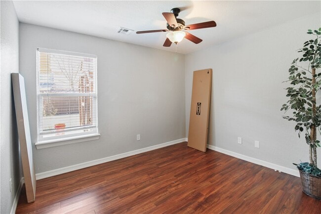 Building Photo - 4 NE Dawn Hills Dr