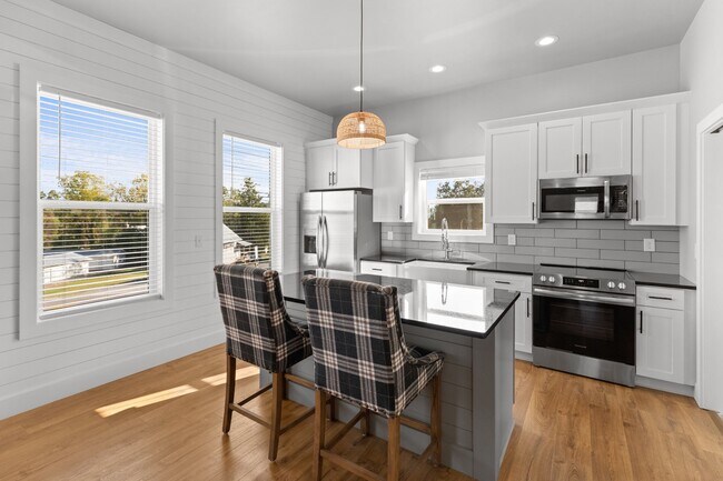 Building Photo - 1925 Lakeshore Dr