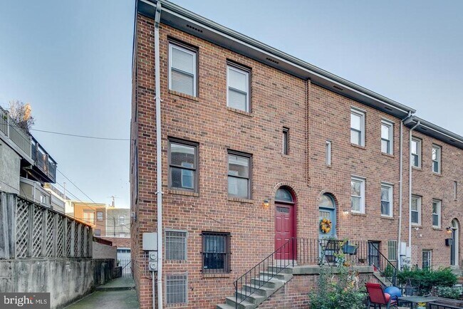 Primary Photo - 830 S Howard St