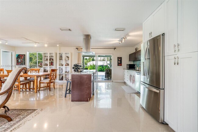 Building Photo - 8761 Ridgeland Dr