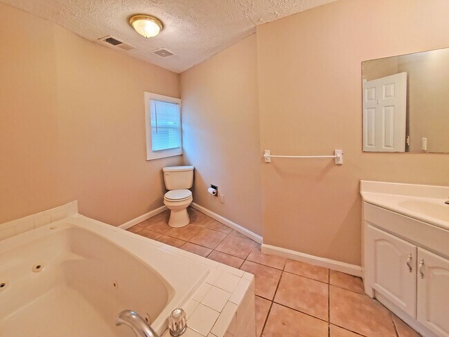 Building Photo - Beautifully Updated 4-Bedroom Home Near Mo...