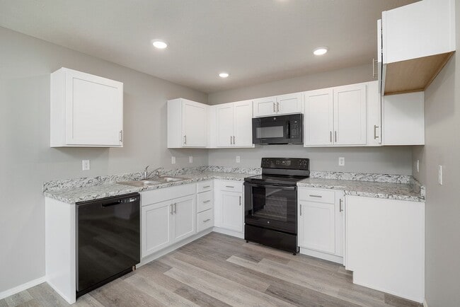 Building Photo - Newer 3 bedroom duplex in Republic!