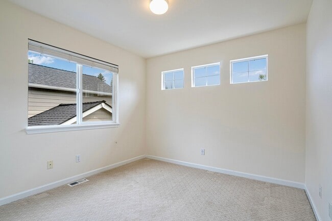 Building Photo - Timeless NW Craftsman in Sammamish | 4BR +...