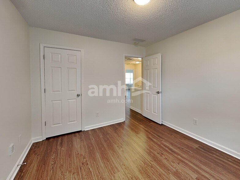 Building Photo - 582 Lullingstone Dr SE