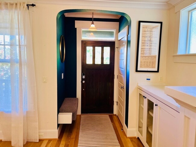 Building Photo - Custom Townhouse with Awesome Back yard