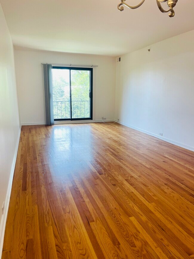 Building Photo - 600 W Russell St