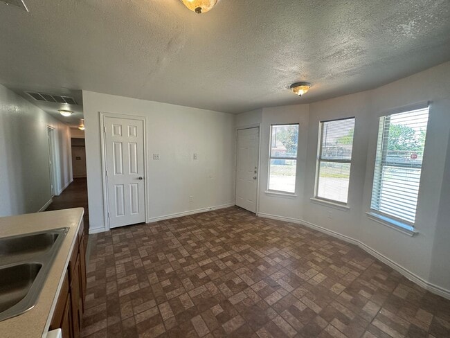 Building Photo - Wonderful 3-Bedroom Dallas Home For Rent!!