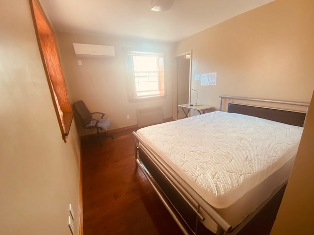 furnished room - 14906 Elm Ave