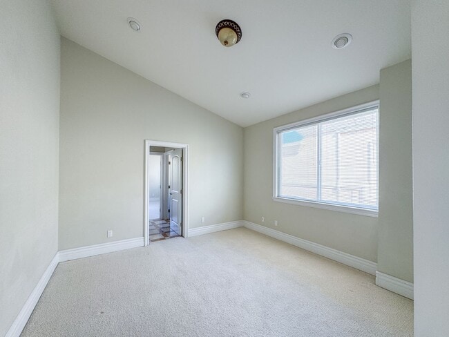 Building Photo - Lavish Estate Home w/4700sf+Central A/C & ...