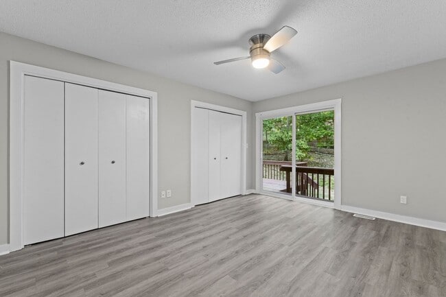 Building Photo - Newly Updated 2 Bedroom, 2 Bath Duplex nea...