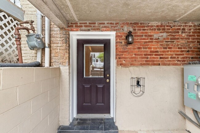 Building Photo - Charming One-Bedroom Basement Apartment