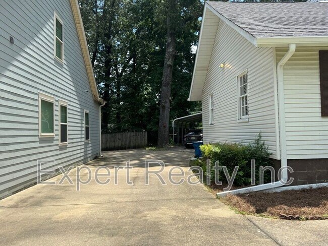 Building Photo - 305 Sterrett Ave