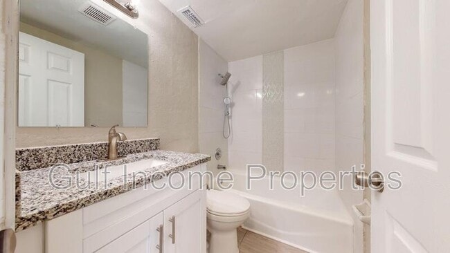 Building Photo - 2515 30th Ave Dr E