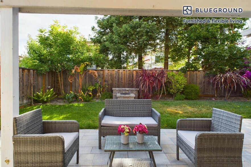 Building Photo - 5313 Avenida Almendros