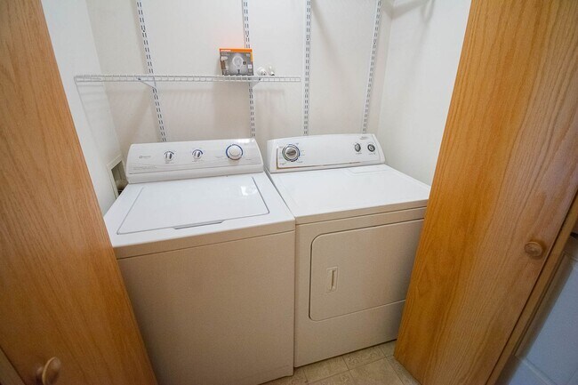 Building Photo - Townhome in Quiet NW Rochester Neighborhood!