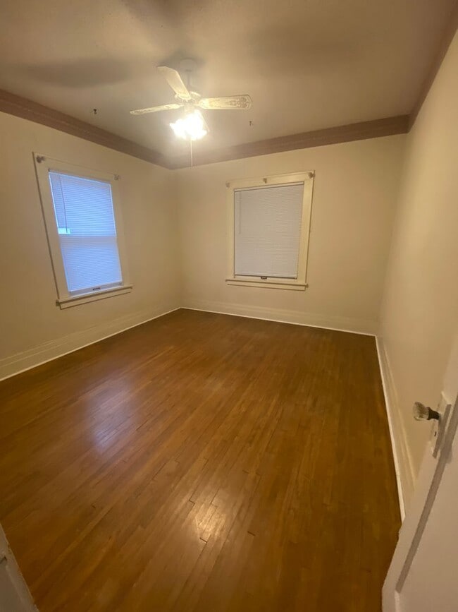 Building Photo - 905 Baltimore St