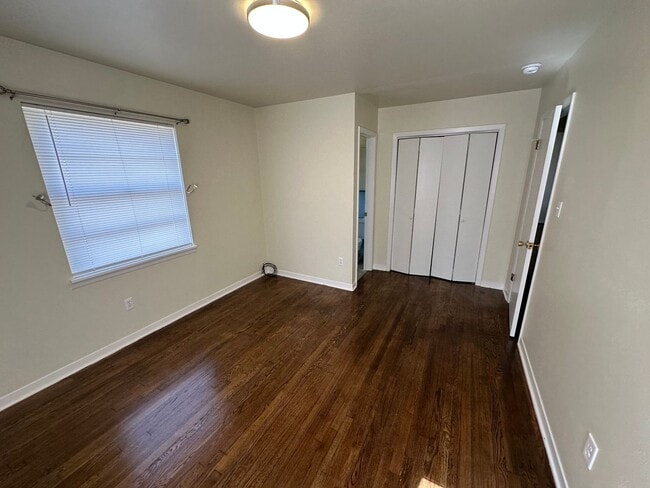 Building Photo - 511 Louise St