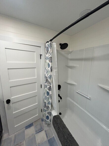 Hall Bath with Tub - 401 Steel Rd