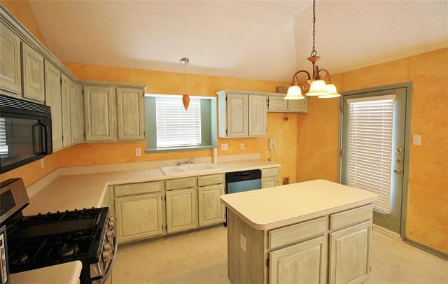 Building Photo - 2305 Valley Creek Dr