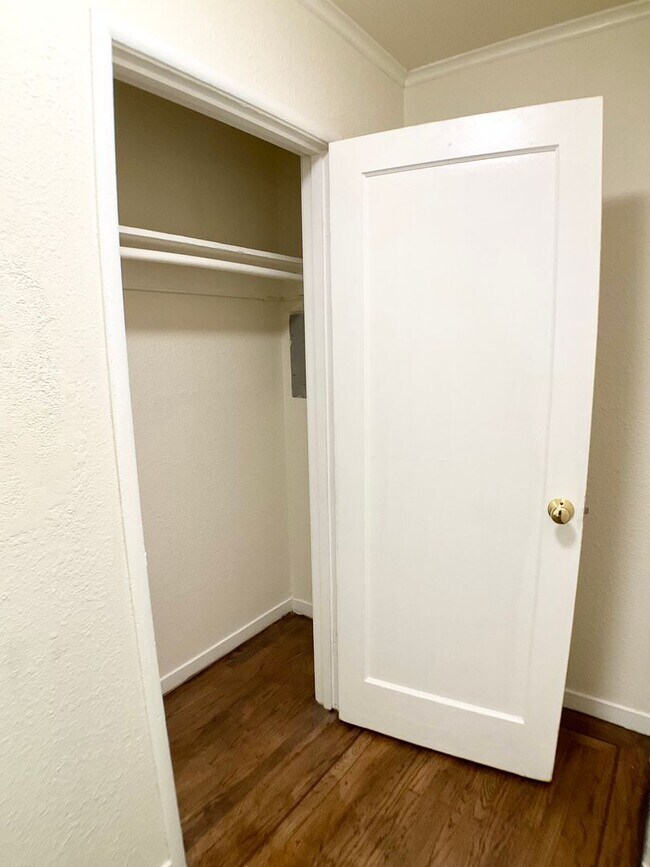 Building Photo - RENOVATED Top Floor. DISHWASHER! ON-SITE LAUNDRY! HARDWOOD!