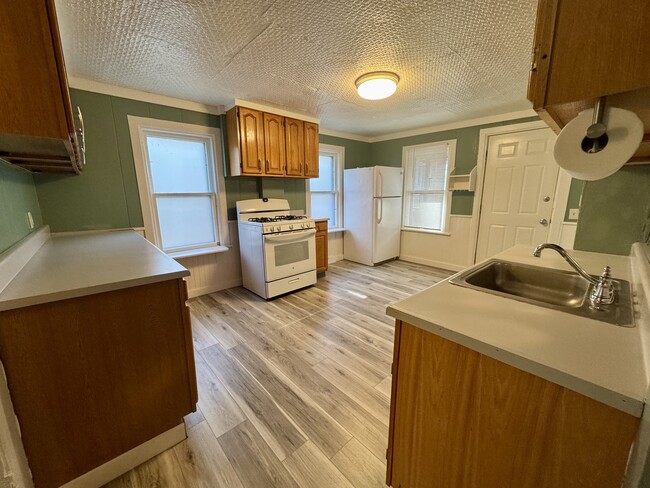 Kitchen-4 - 134 E Spencer St