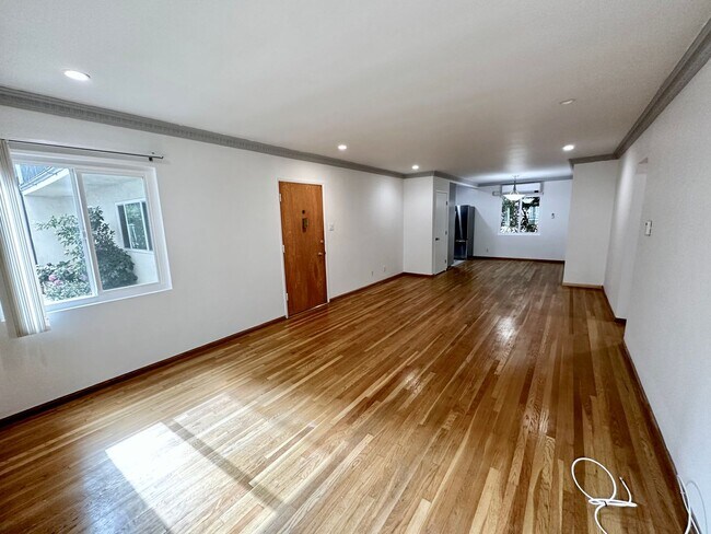 Building Photo - 307 S Clark Dr